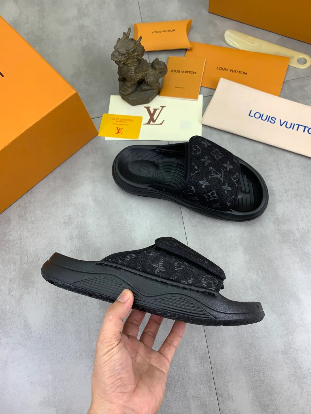 Men's shoes 💰P320💰【New style】🆘 Original quality 【LOUIS VUITTON】The popular Louis Vuitton LV men's slippers on the official website are on sale simultaneously! Original fabric imported from Italy. Original bottom provided by the original factory. Number of yards: 38-44 (customized to 45). Multiple colors to choose from. Fully packaged drawer box.